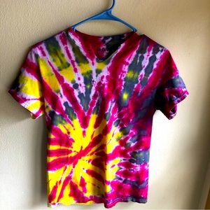 Wild Starburst Tie Dye Tshirt. Gilden 100% Cotton Tee. Size Small